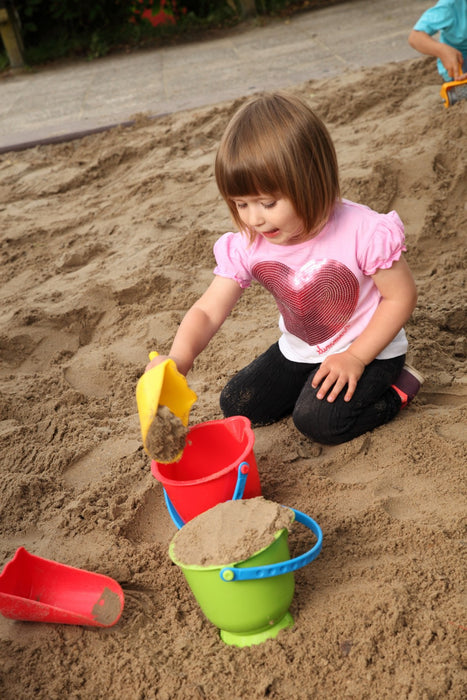 Sandschaufel mit geformten Griff