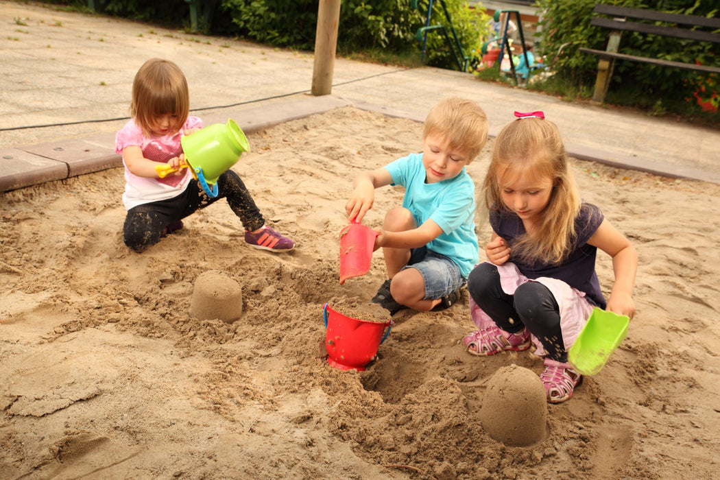Sandschaufel mit geformten Griff